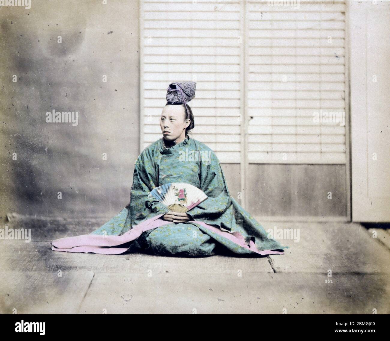 [ 1870er Japan - Japanischer Hofnobler ] - Studiofoto eines Nachzugewandten, der als Hofnobler (公家姿の男性) gekleidet ist. Er trägt einen Kazeori-eboshi (風折烏帽子) Hut und formelle Hofkleidung (風折烏帽子). Vintage Albumin-Fotografie aus dem 19. Jahrhundert. Stockfoto