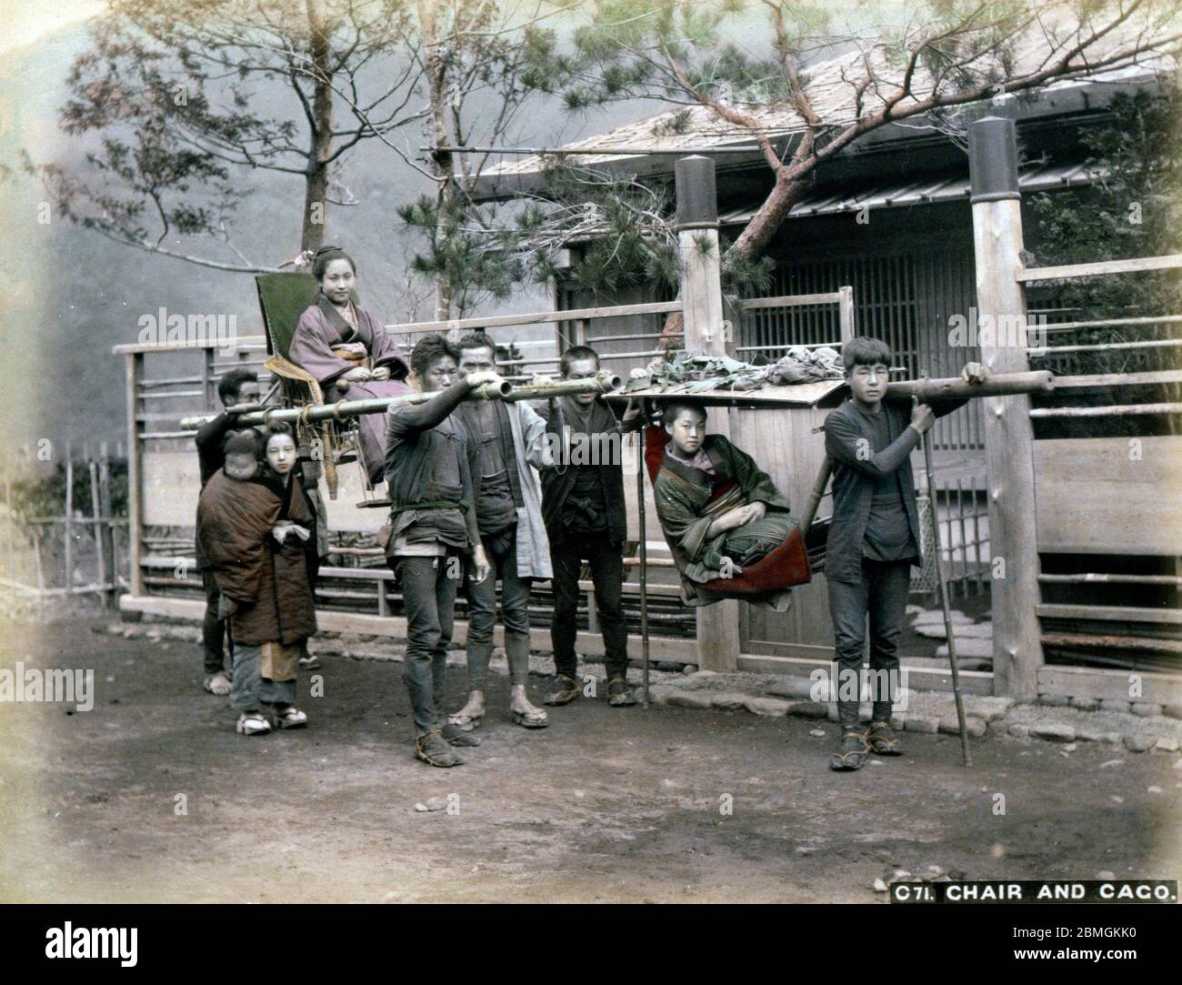 [ 1880er Japan - Japanese Travelling Chair ] - EIN normaler kago und ein improvisierter kago aus einem Stuhl und zwei Bambusstangen, die von vier Männern getragen werden. Vintage Albumin-Fotografie aus dem 19. Jahrhundert. Stockfoto