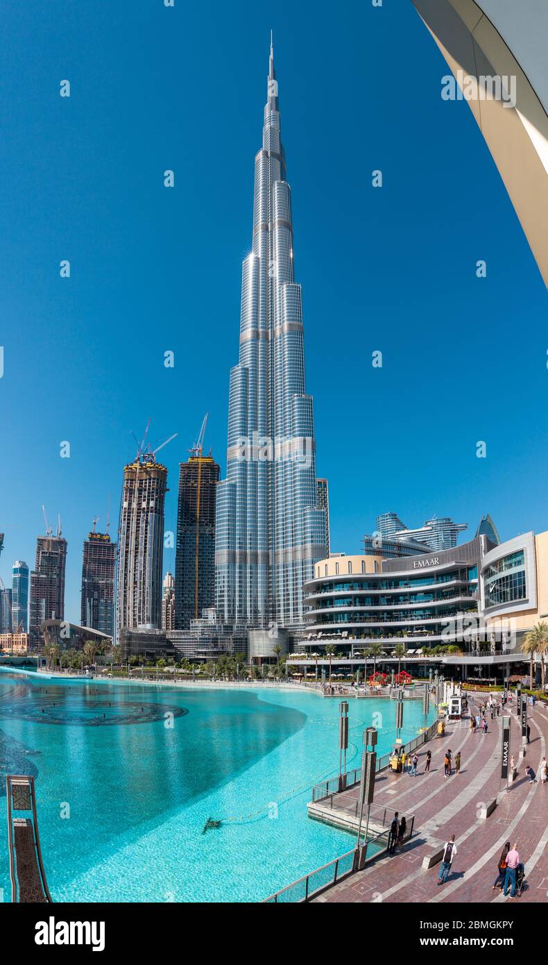 Dubai, VAE - 25. Januar 2020: Der Tagesblick auf den Burj Khalifa und die Dubai Mall am 25. Januar 2020 in Dubai, VAE Stockfoto
