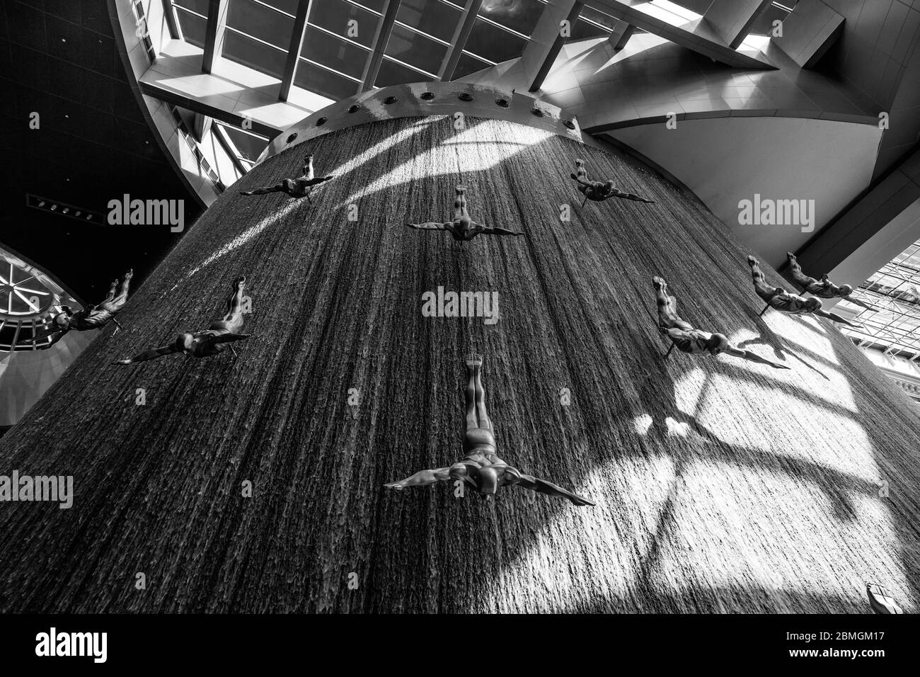 Dubai, VAE - 25. Januar 2020: Schwarz-Weiß-Bild mit hohem Kontrast des Wasserfalls in der Dubai Mall am 25. Januar 2020 in Dubai, VAE. Stockfoto