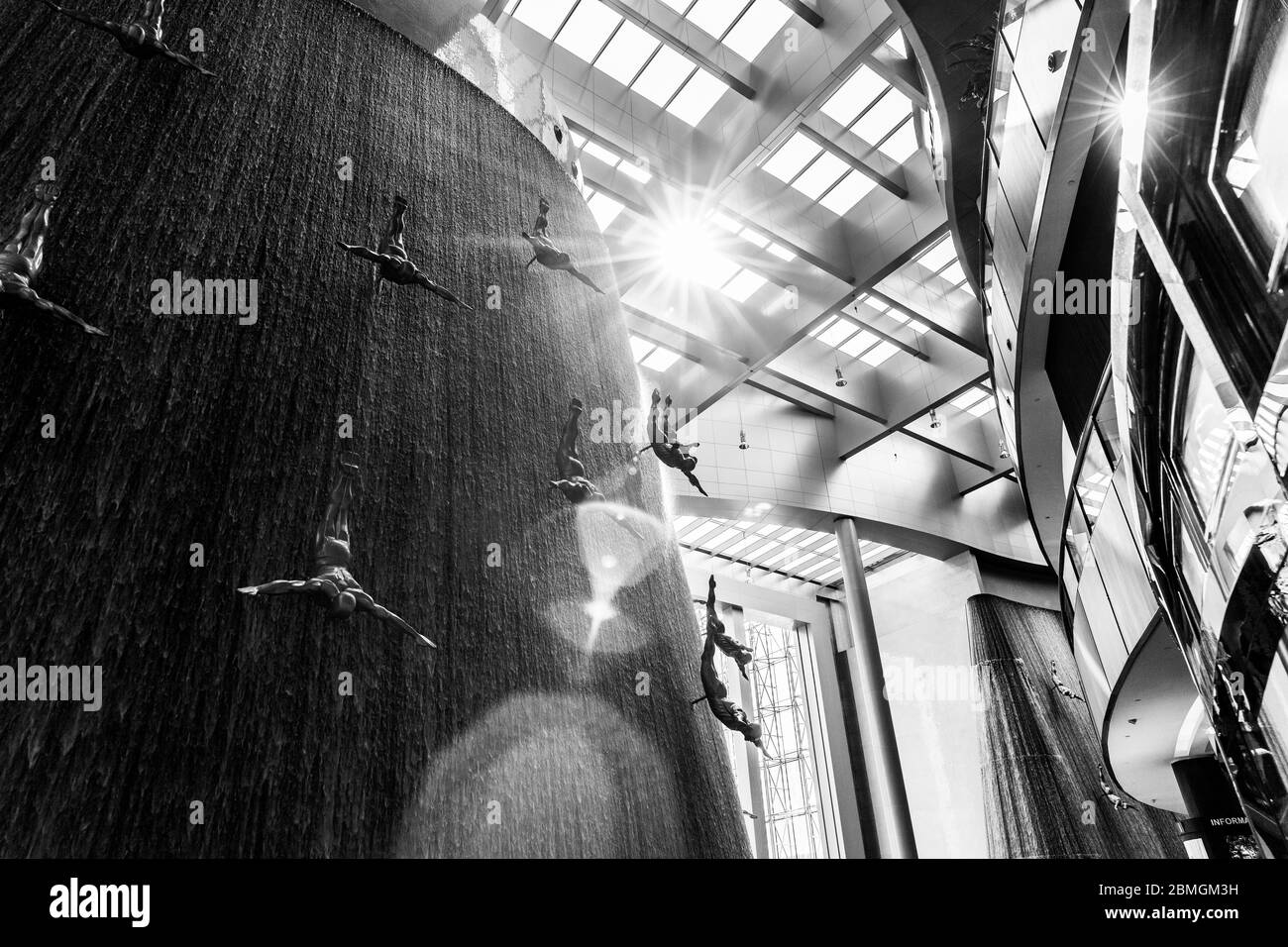 Dubai, VAE - 25. Januar 2020: Schwarz-Weiß-Bild mit hohem Kontrast des Wasserfalls in der Dubai Mall am 25. Januar 2020 in Dubai, VAE. Stockfoto