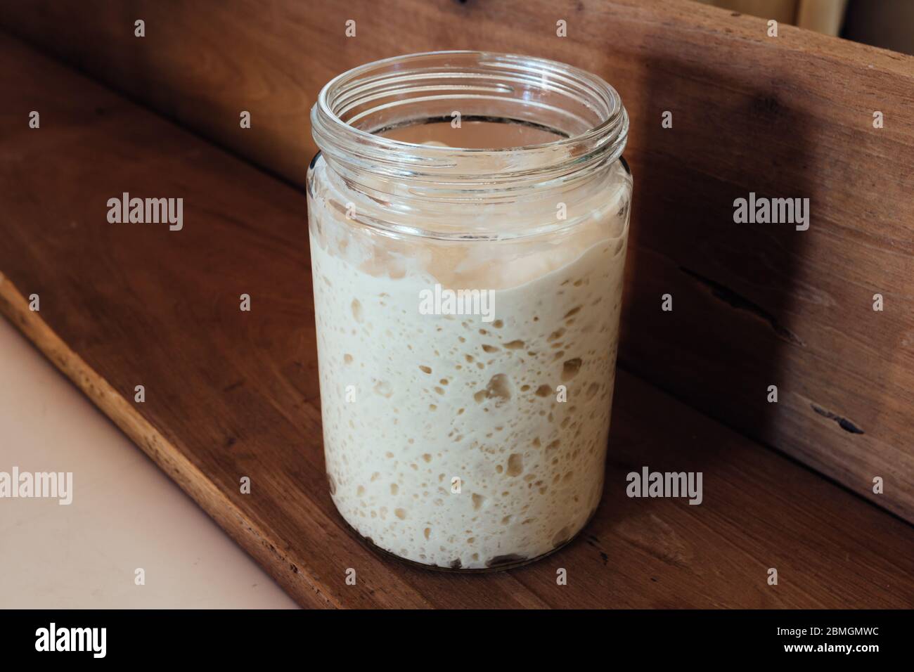 Sprudelnder aktiver Sauerteig-Starter, gebrauchsfertig. Rezept: Weißes Mehl, Wasser, Salz, Instant Hefe, auch schnellaufgehende oder schnell wirkende Trockenhefe genannt Stockfoto