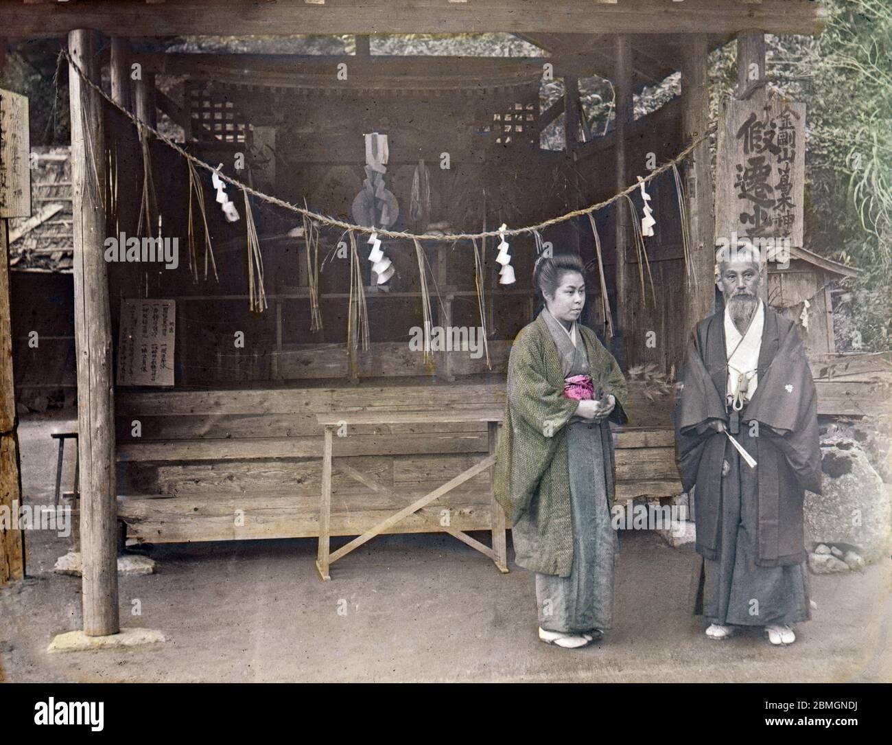 [ 1890er Jahre Japan - Japanischer Shinto-Schrein ] - EIN Mann und eine Frau posieren im Katsuragi Hitokotonushi-jinja (葛城一言主神社), einem schintoistischen Schrein in Gose (御所市), Präfektur Nara. Vintage Albumin-Fotografie aus dem 19. Jahrhundert. Stockfoto