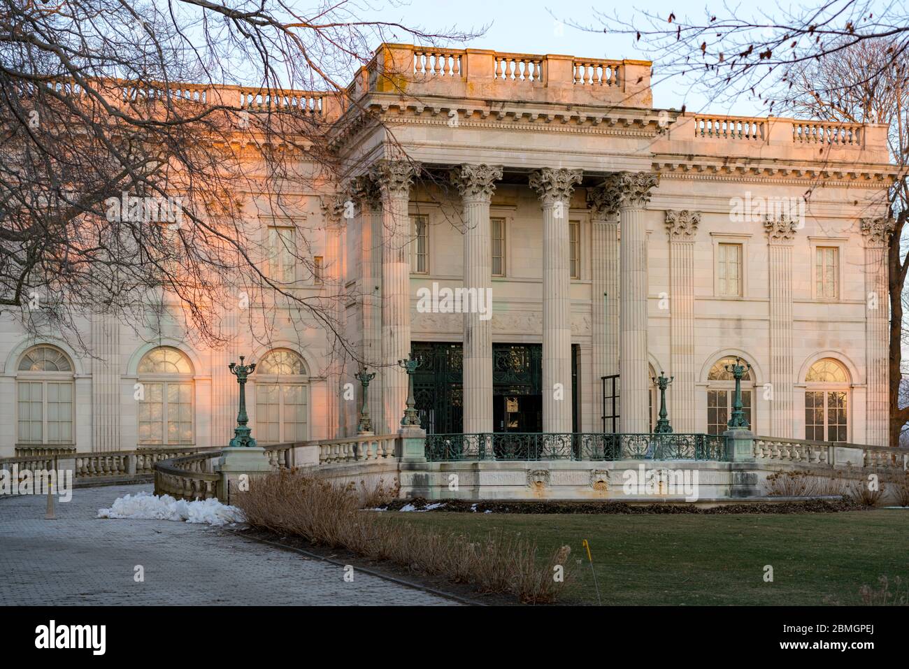 Historische Villen entlang des Cliff Walk in Newport, Rhode Island. Stockfoto