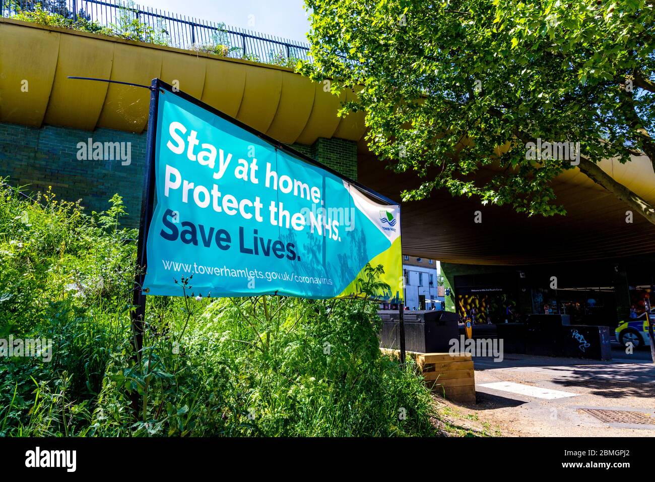 9. Mai 2020, London, Großbritannien - großes Banner mit dem Slogan "Bleib nach Hause. Schützen Sie das NHS. Rettet Leben.“ Stockfoto