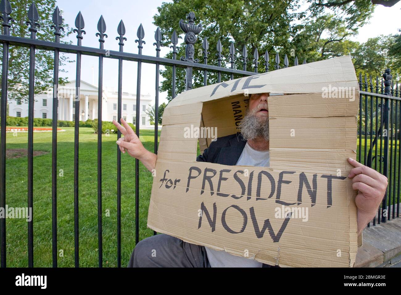 SELTSAME MENSCHEN, DIE DEM WEISSEN HAUS IN WASHINGTON DC GEGENÜBERSTEHEN Stockfoto