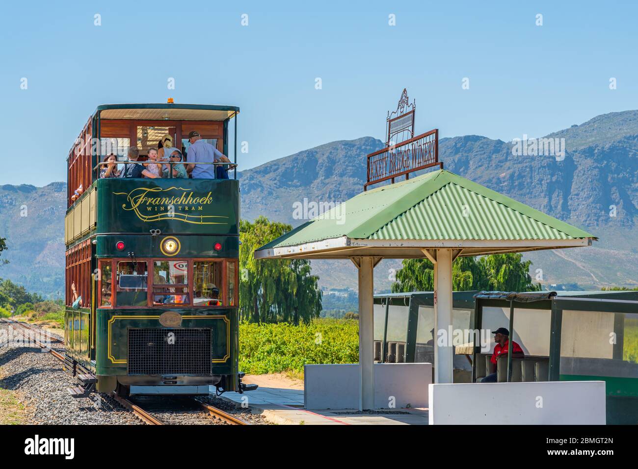 FRANSCHHOEK WESTERN CAPE SOUTH AFRICA - FEBRUAR 02. 2020 - Rikety Bridge Winery Bahnhof für Touristen Tram Fahrt zwischen Weinbergen in der Fran Stockfoto