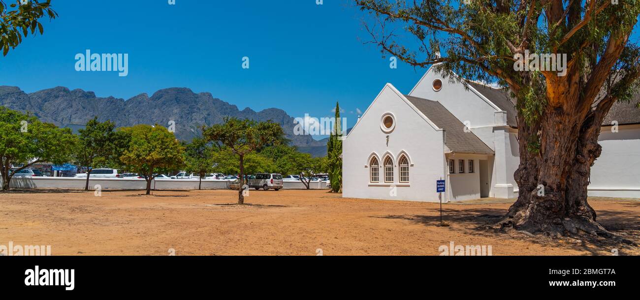 Franschhoek, Westkap, Südafrika. Februar 02.2020: Weiße reformierte Kirche in Franschhoek, Südafrika mit blauem Himmel Stockfoto