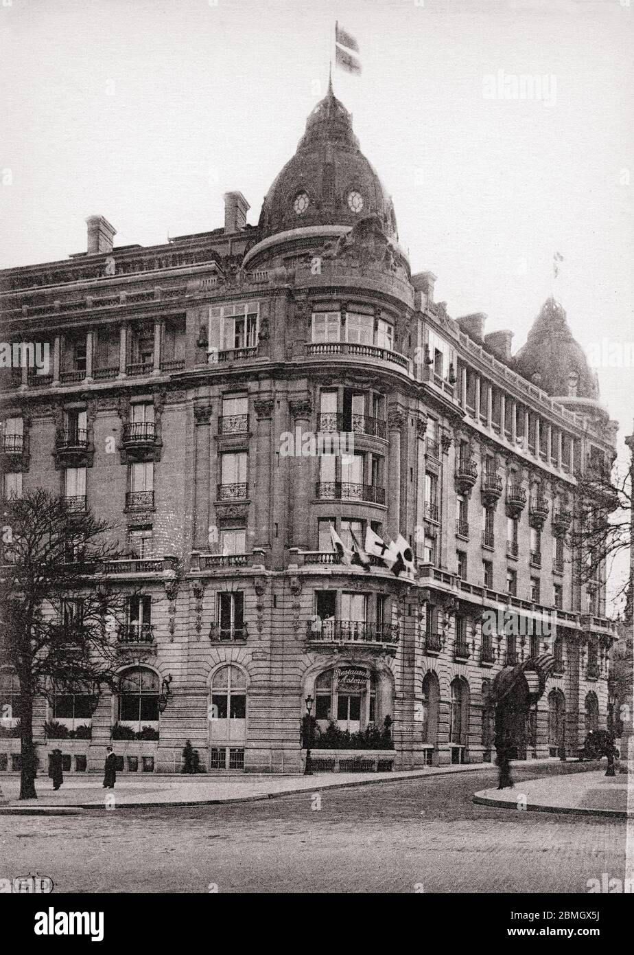 [ 1910er Japan - Japanische Rote Kreuz Mission in Paris, 1. Weltkrieg ] - die Mission der Japanischen Roten Kreuz Gesellschaft im temporären Krankenhaus Hôpital Bénévole 4 bis, in Paris, während des 1. Weltkrieges. Das Krankenhaus befand sich im Astoria Hotel in der Rue de Presbourg. Das Japanische Rote Kreuz lief es vom 15. Februar 1915 (Taisho 4) bis zum 1. Juli 1916 (Taisho 5). Beachten Sie die japanische und rote Kreuz-Fahnen. Vintage-Postkarte des 20. Jahrhunderts. Stockfoto