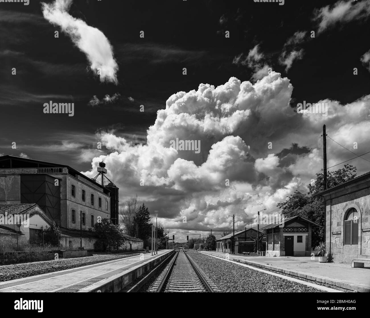 Cumulonimbus Wolken über dem Bahnhof in Extremadura. Spanien Stockfoto