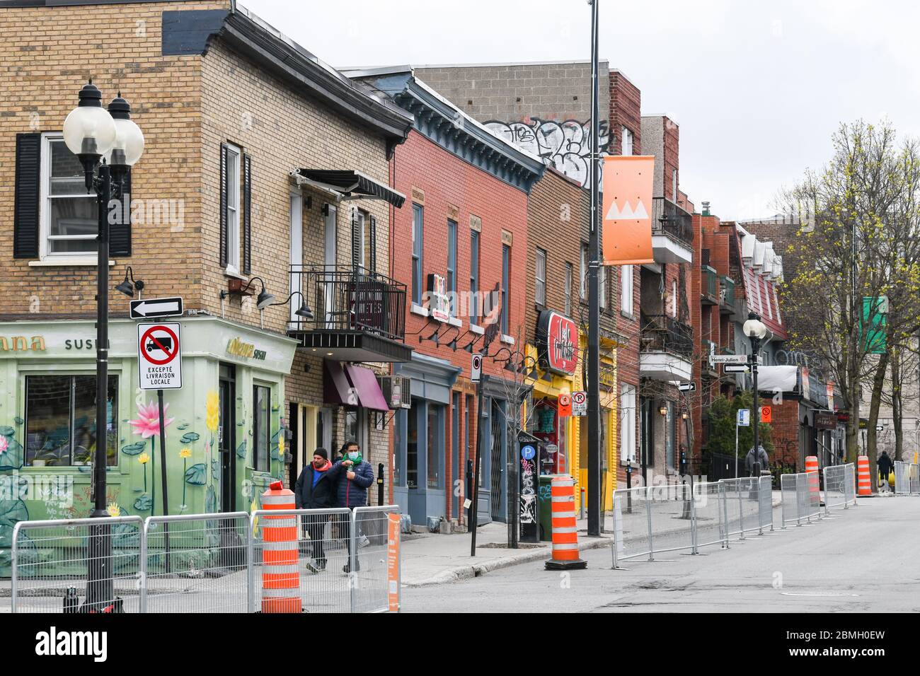 Mont Royal Straße mit neuen dedizierten Gassen der Sicherheit für Fußgänger, um mehr Platz für die Menschen, so dass sie körperliche Distanz beim Gehen auf der Straße respektieren. Montreal, Kanada Stockfoto