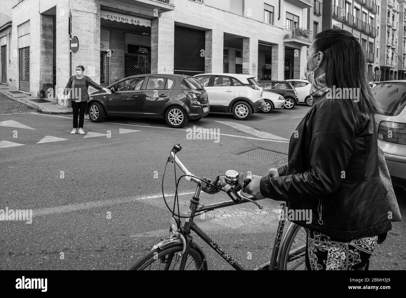 Lombardei, Italien - 7. Mai 2020. Frauen reden auf der Straße mit sozialem Distanzschutz . Phase 2 des Ausbruch des Coronavirus. Stockfoto