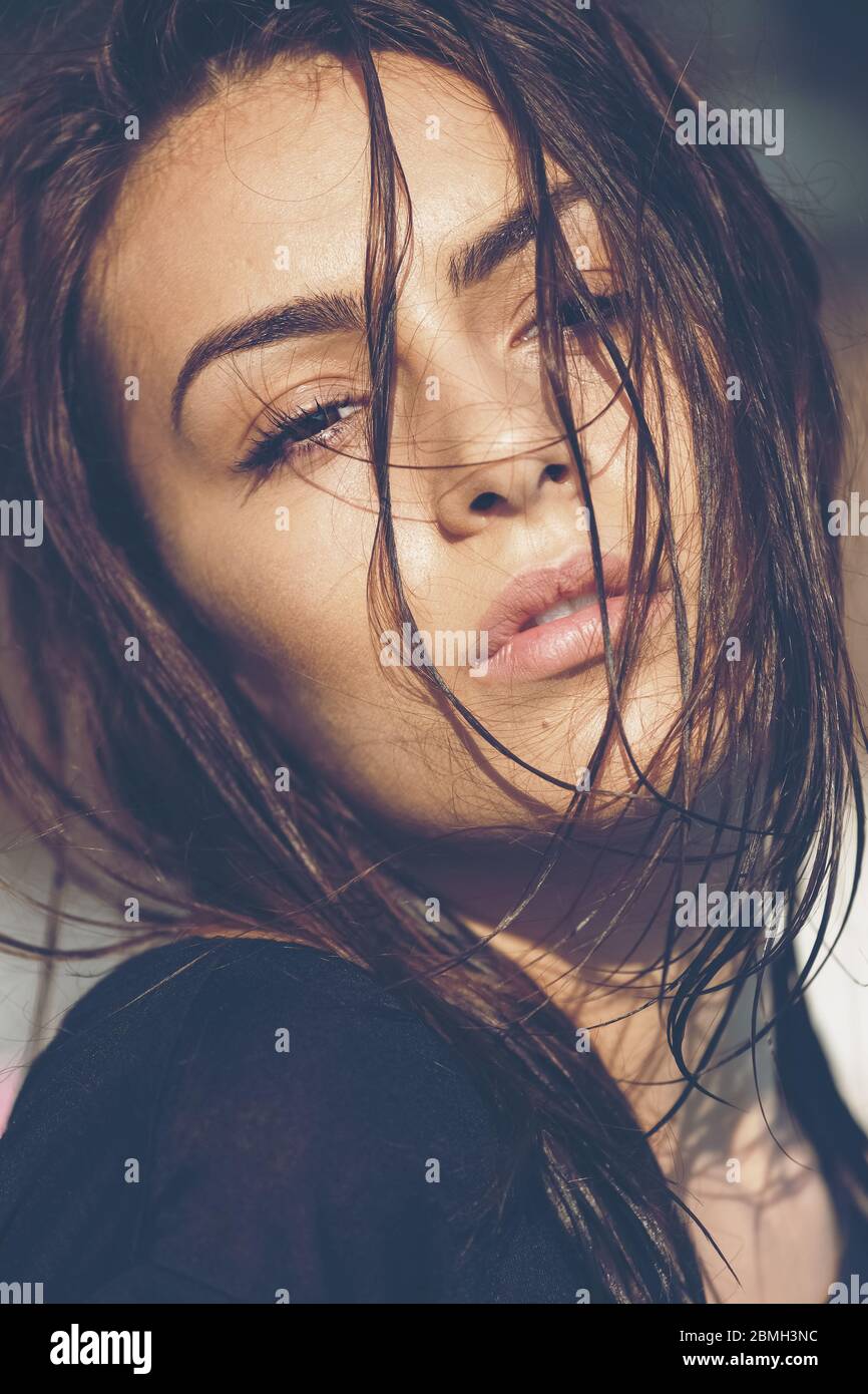 Nahaufnahme Porträt von unbeschwerten jungen Frau mit nassen Haaren genießen Sommersonne Stockfoto