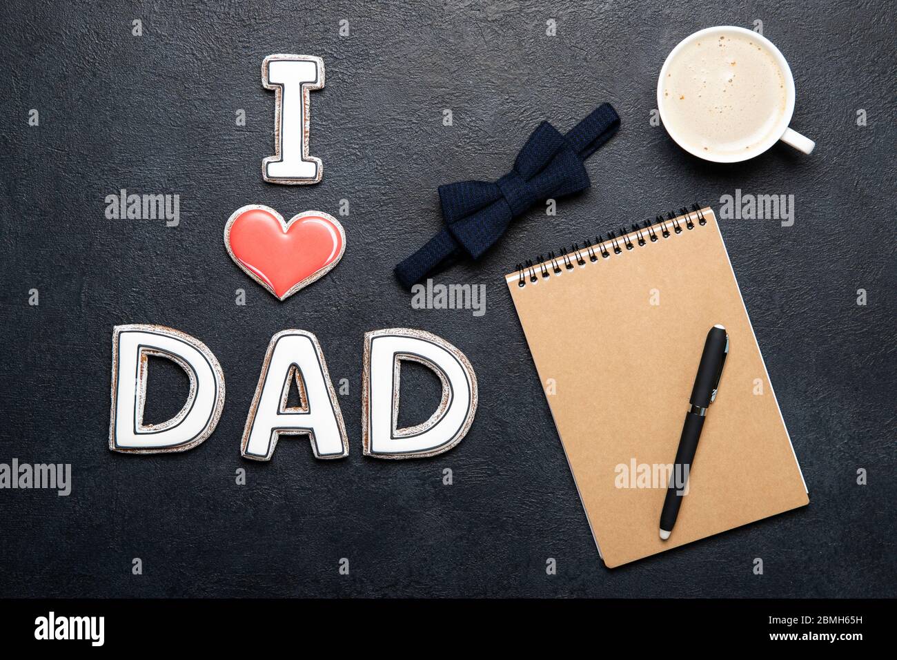 Alles gute zum Vatertag. Kekse und Notizblock und eine Tasse Kaffee. Platz für Text Stockfoto