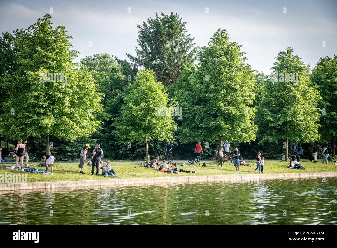 Mailand - Phase 2 Coronavirus Notfall - Parco Nord, Menschenmenge Wandern, Sonnenbaden und Radfahren (Marco Passaro/Fotograf, Mailand - 2020-05-09) p.s. la foto e' utilizabile nel rispetto del contesto in cui e' stata scattata, e senza intento diffamatorio del decoro delle persone rappresentate Stockfoto