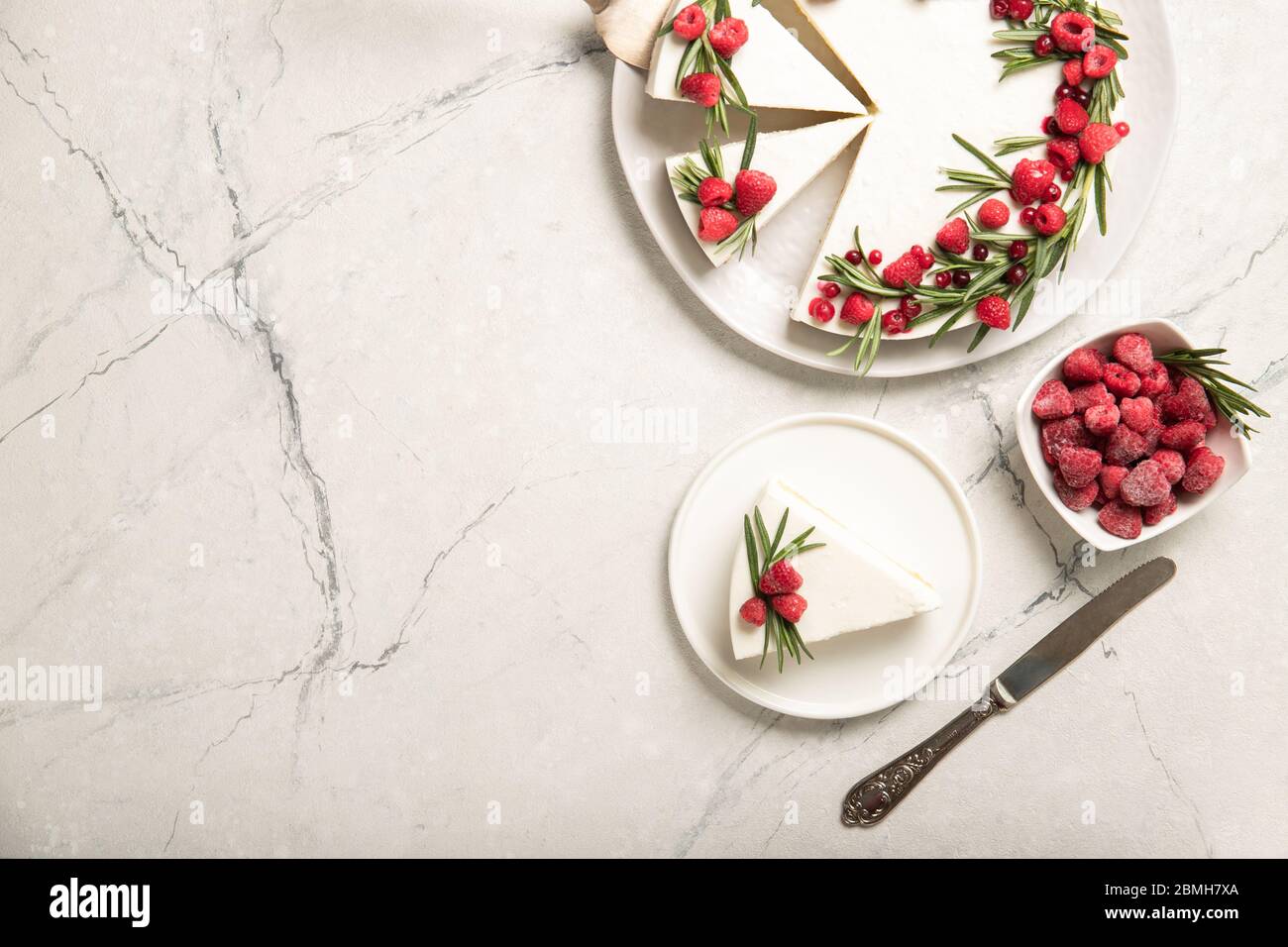 Hausgemachter Käsekuchen mit Himbeeren auf einem Teller. Blick von oben. Platz für Text. Stockfoto