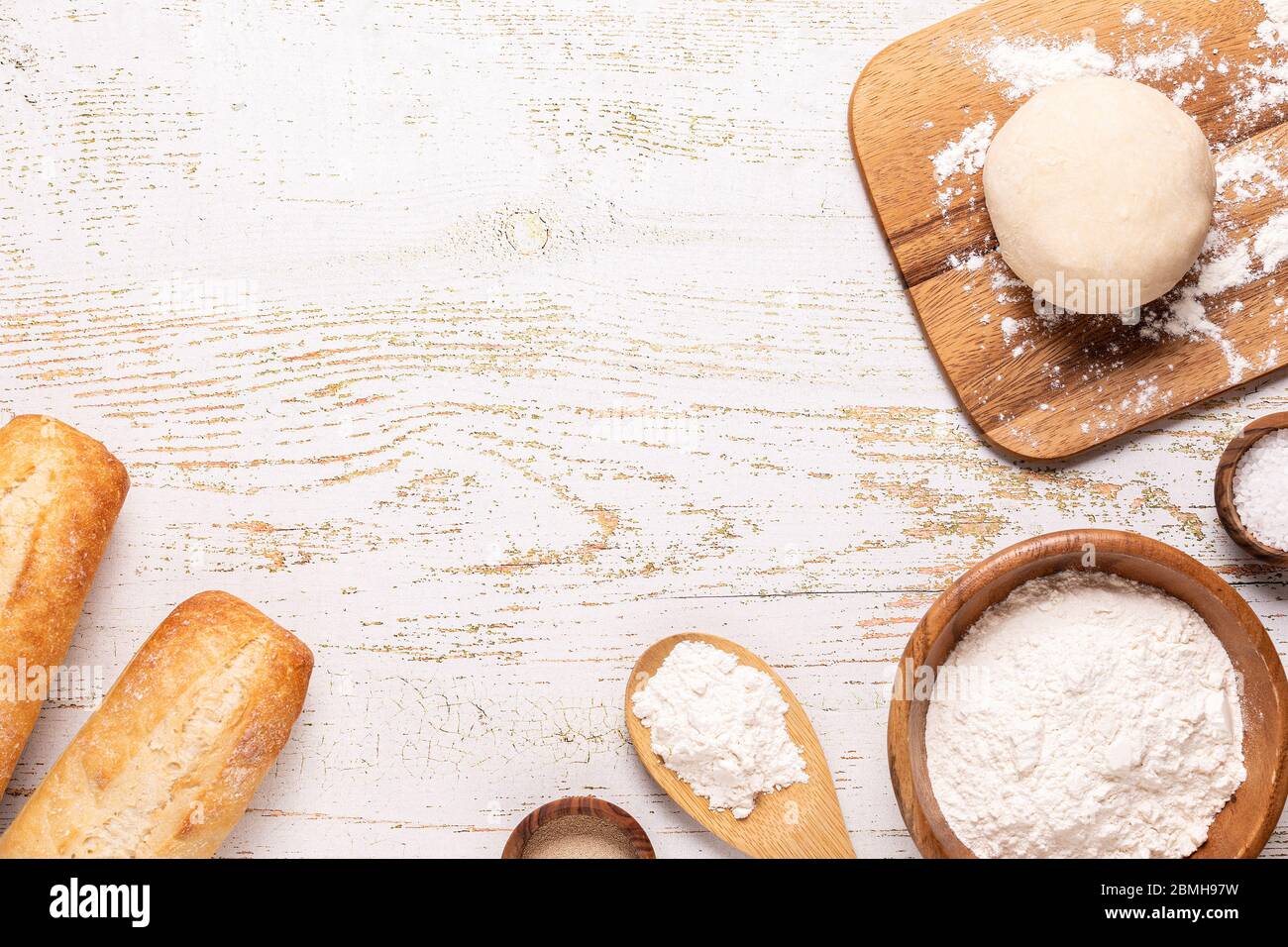 Backwaren - Mehl, Teig, Hefe, Salz. Draufsicht, Kopierbereich. Stockfoto