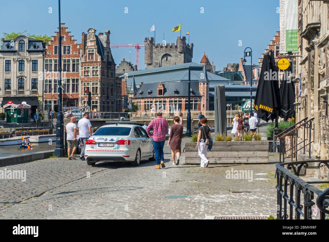 Polizisten patrouillieren im Polizeiauto entlang der Graslei wegen der 2020 in der flämischen Stadt Gent, Belgien, vorgerauchten COVID-19 / Coronavirus / Corona Virus Pandemie Stockfoto