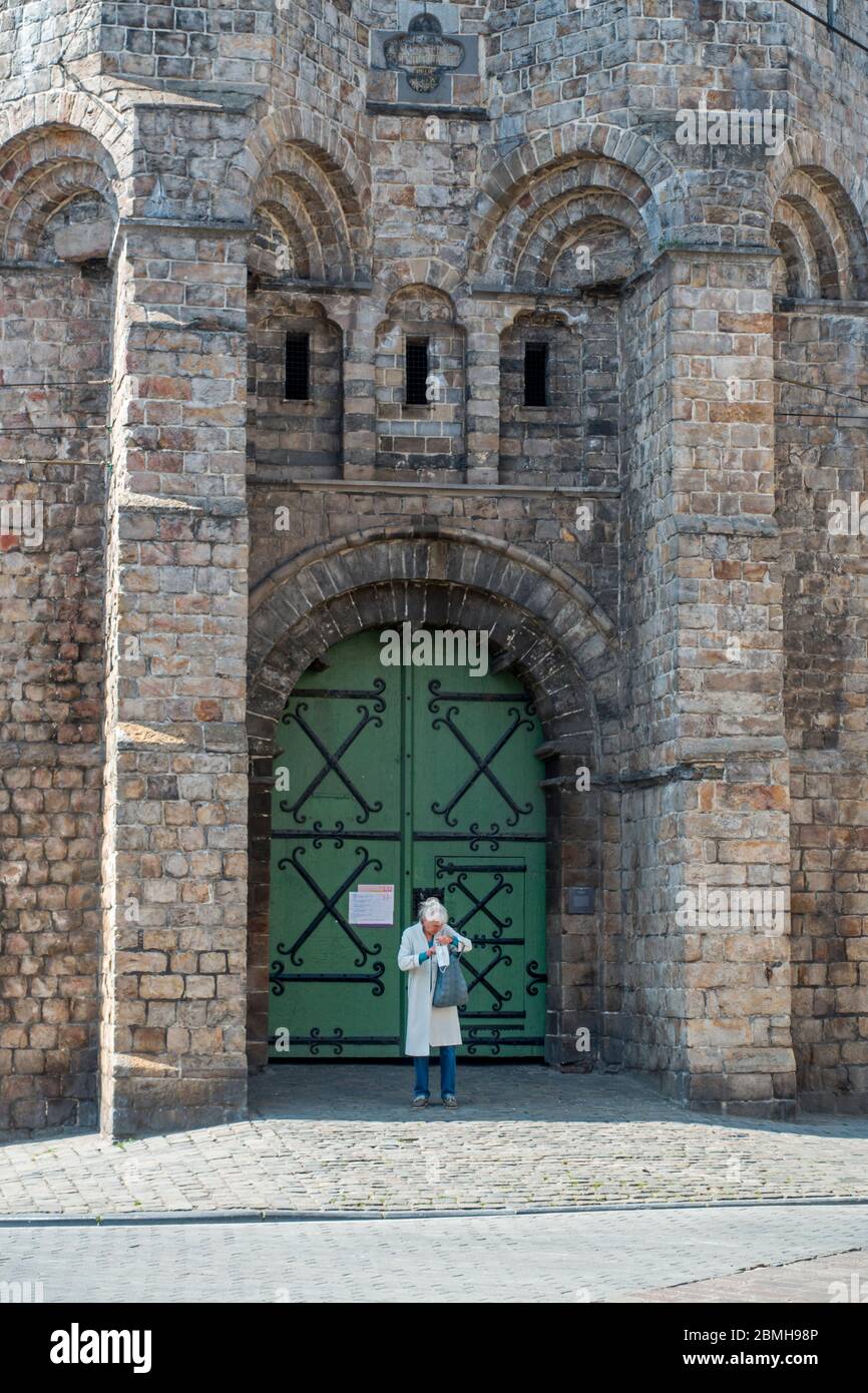 Weibliche Touristen vor dem geschlossenen Tor der Festung Gravensteen aufgrund von 2020 COVID-19 / Coronavirus / Corona-Virus Pandemie in der Stadt Gent, Belgien Stockfoto