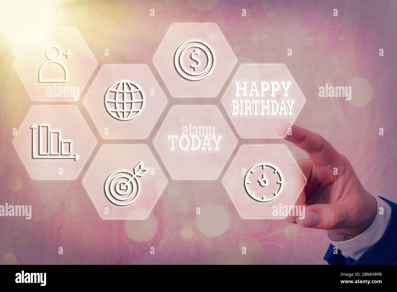 Textschild mit Happy Birthday. Geschäftsfoto, das das Geburtsjubiläum eines Individuums zeigt, wird mit Geschenken gefeiert Stockfoto