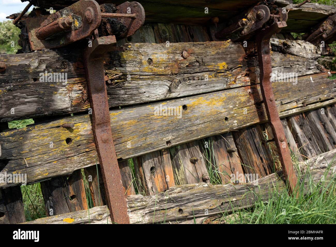 Purton Hulks, The Purton Ship's Graveyard, Gloucestershire, UK, zeigt die Holzhölzer eines langen untergetauchten Schiffes. Stockfoto