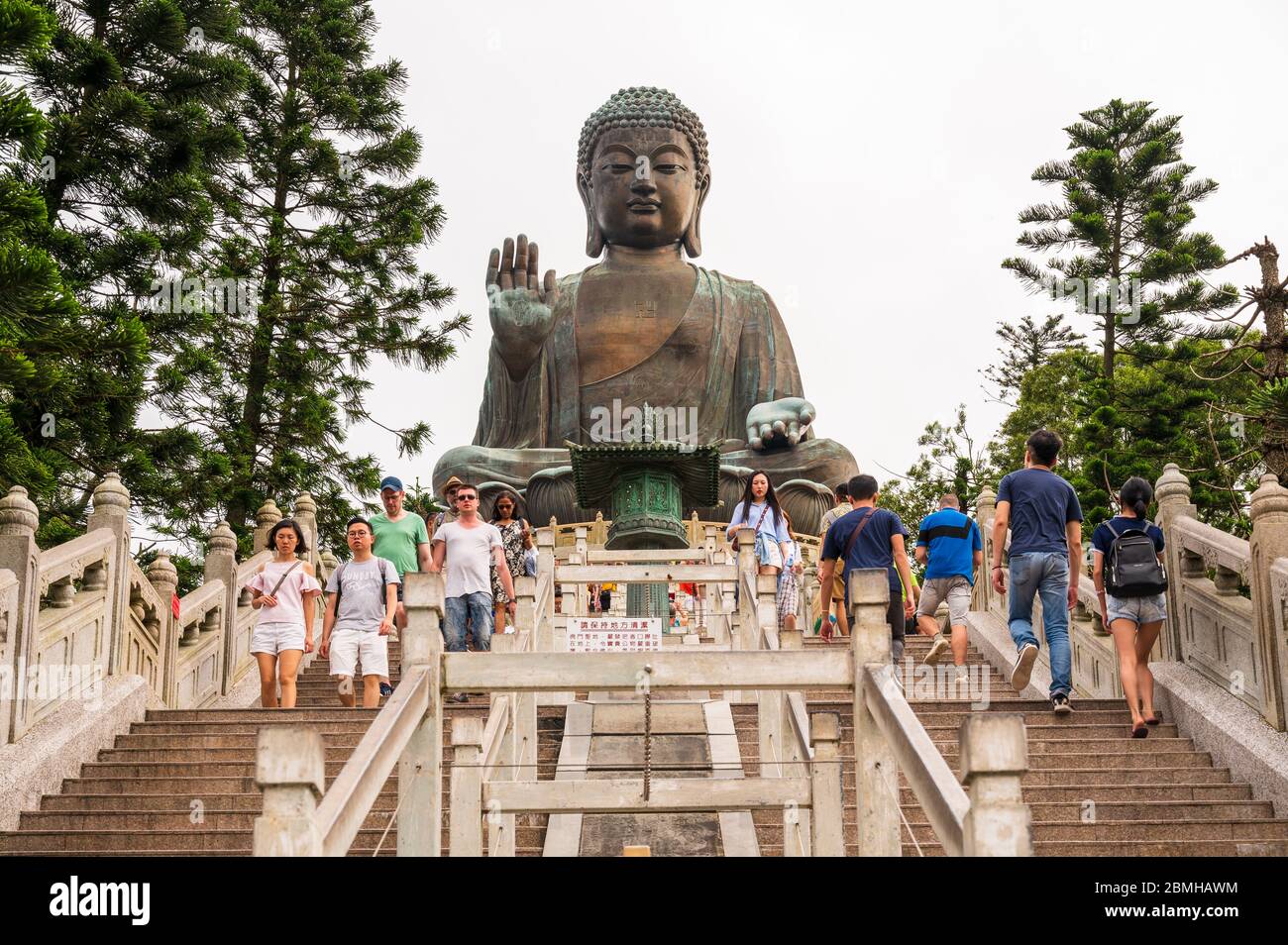 Tian Tan Big Buddha auf der Insel Lantau, Hongkong mit Touristen Stockfoto