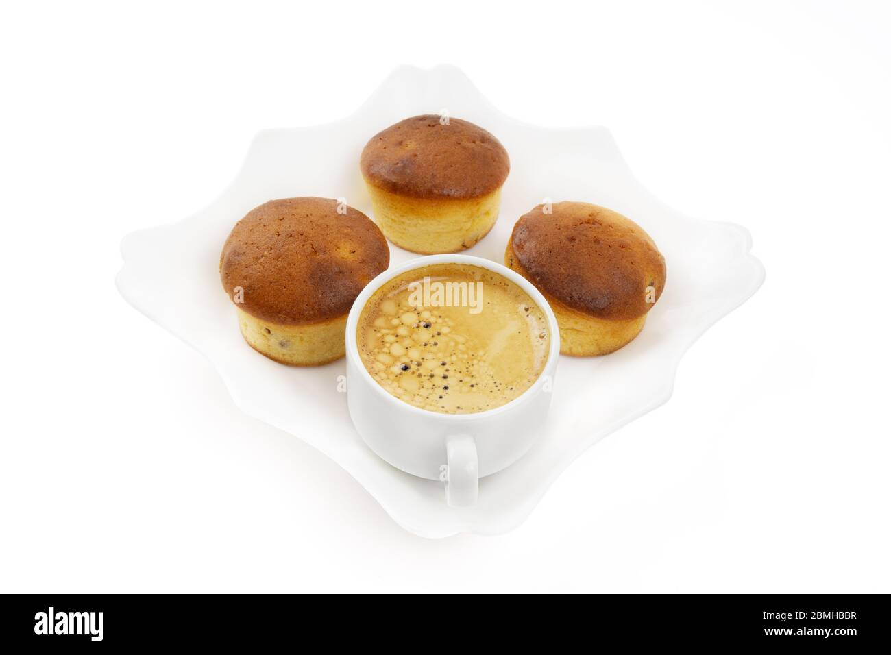 Hausgemachte Cupcakes und eine Tasse Kaffee auf einem weißen quadratischen Teller isoliert auf weiß. Konzept für Kaffeepause. Stockfoto