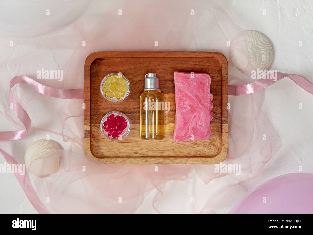Kosmetik SPA Branding Mock-up, Draufsicht, auf rosa Hintergrund, platzieren Sie Ihr Design Stockfoto