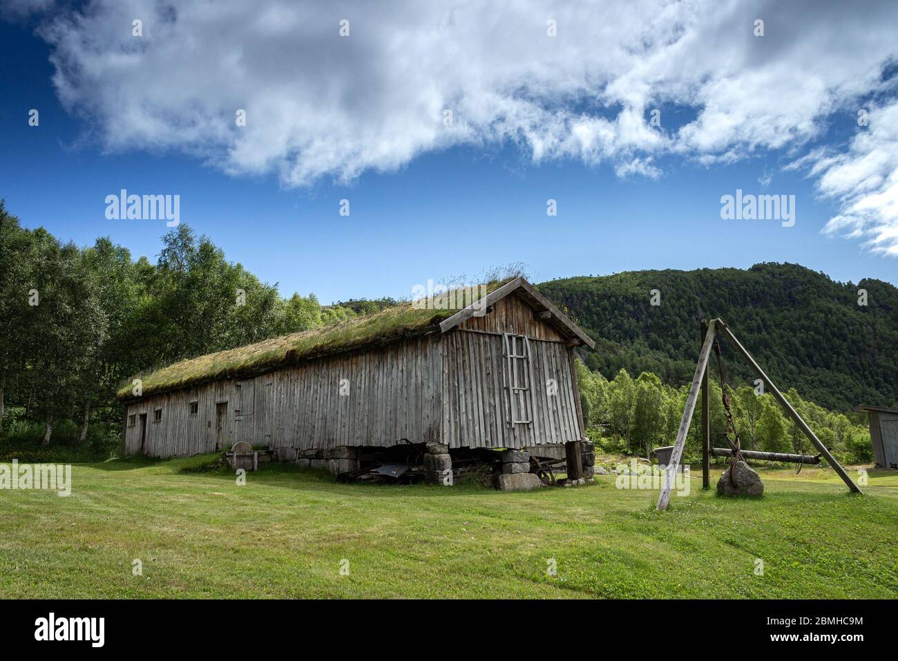 Erhaltene ländliche Haus mit Grasdach im Sirdal Fjellmuseum, Tjørhom, Norwegen Stockfoto