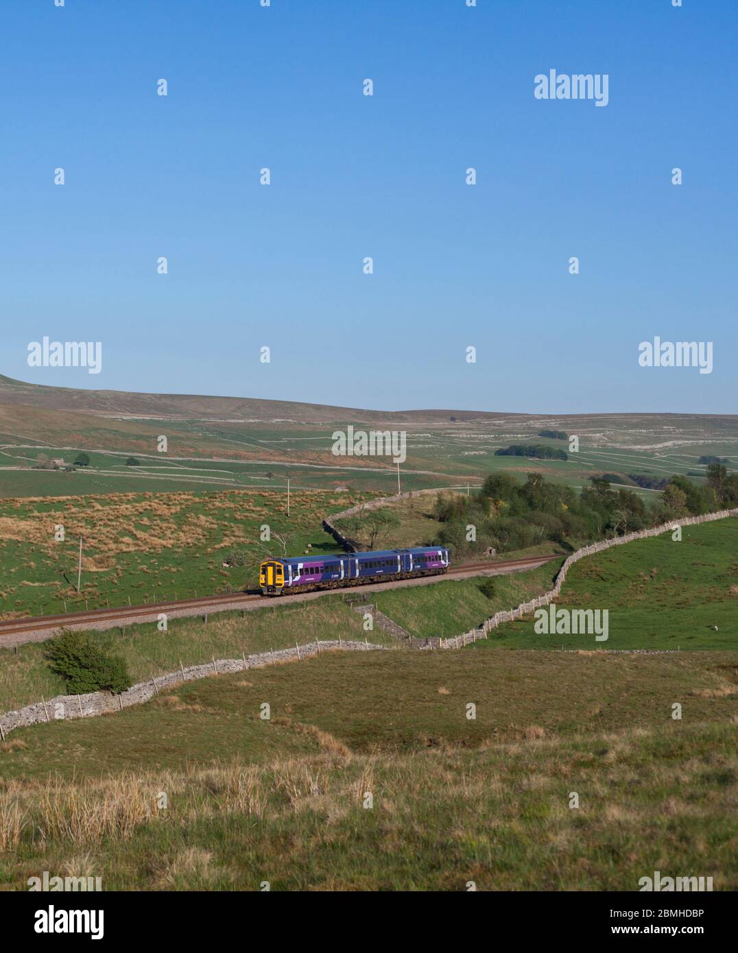 Nordbahn-Klasse 158 Sprinterzug 158796 in der Landschaft bei Selside auf der landschaftlich schönen Settle zu Carlisle Bahnlinie Stockfoto
