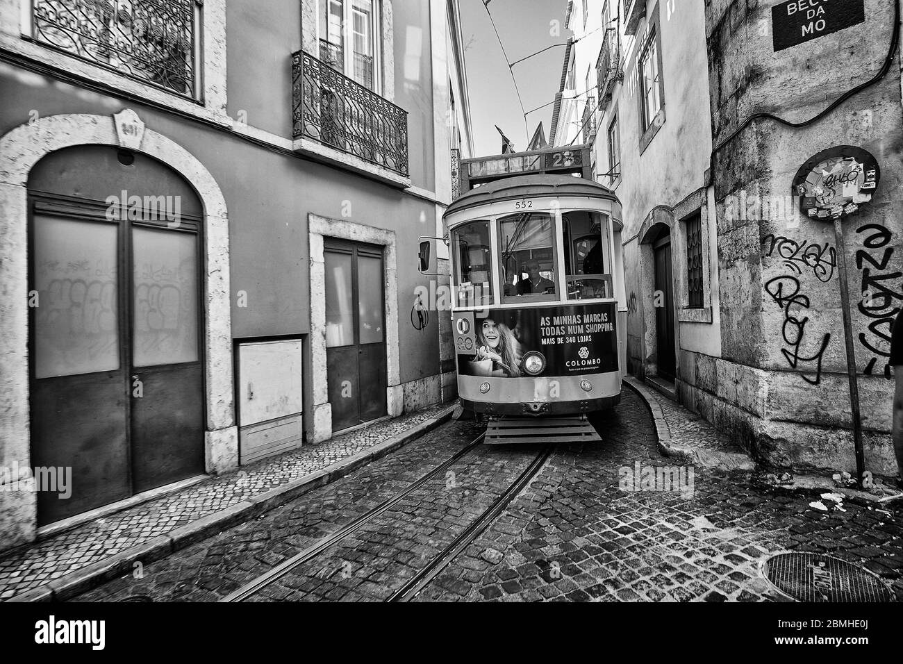 Ein Trolley fährt durch das Alfama-Viertel von Lissabon, Portugal. Stockfoto