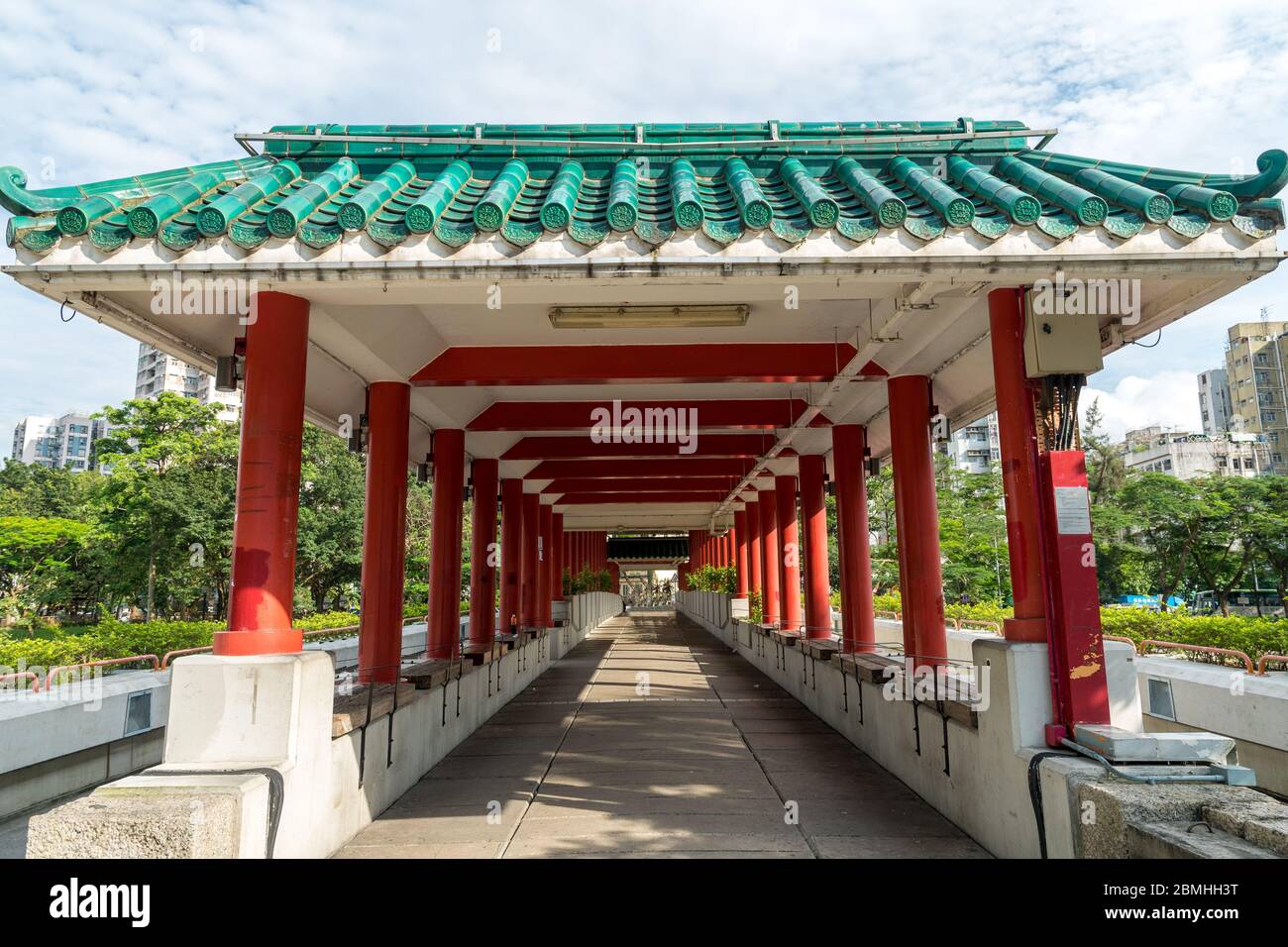Traditionelle chinesische Fußgängerbrücke in Sha Tin, New Territories, Hongkong Stockfoto