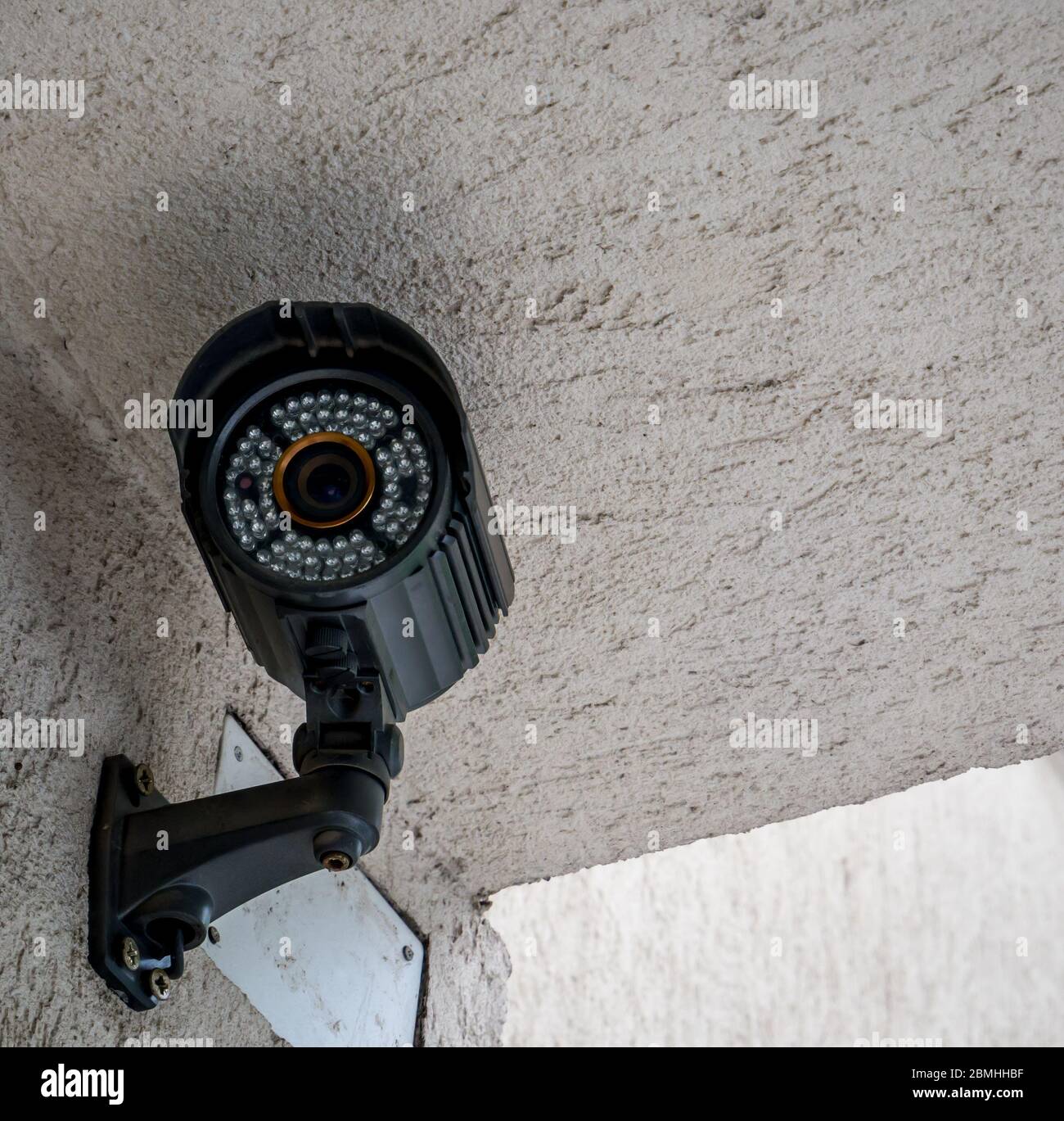 Nahaufnahme mit einer Überwachungskamera. CCTV-Kamera an einer Wand. Stockfoto
