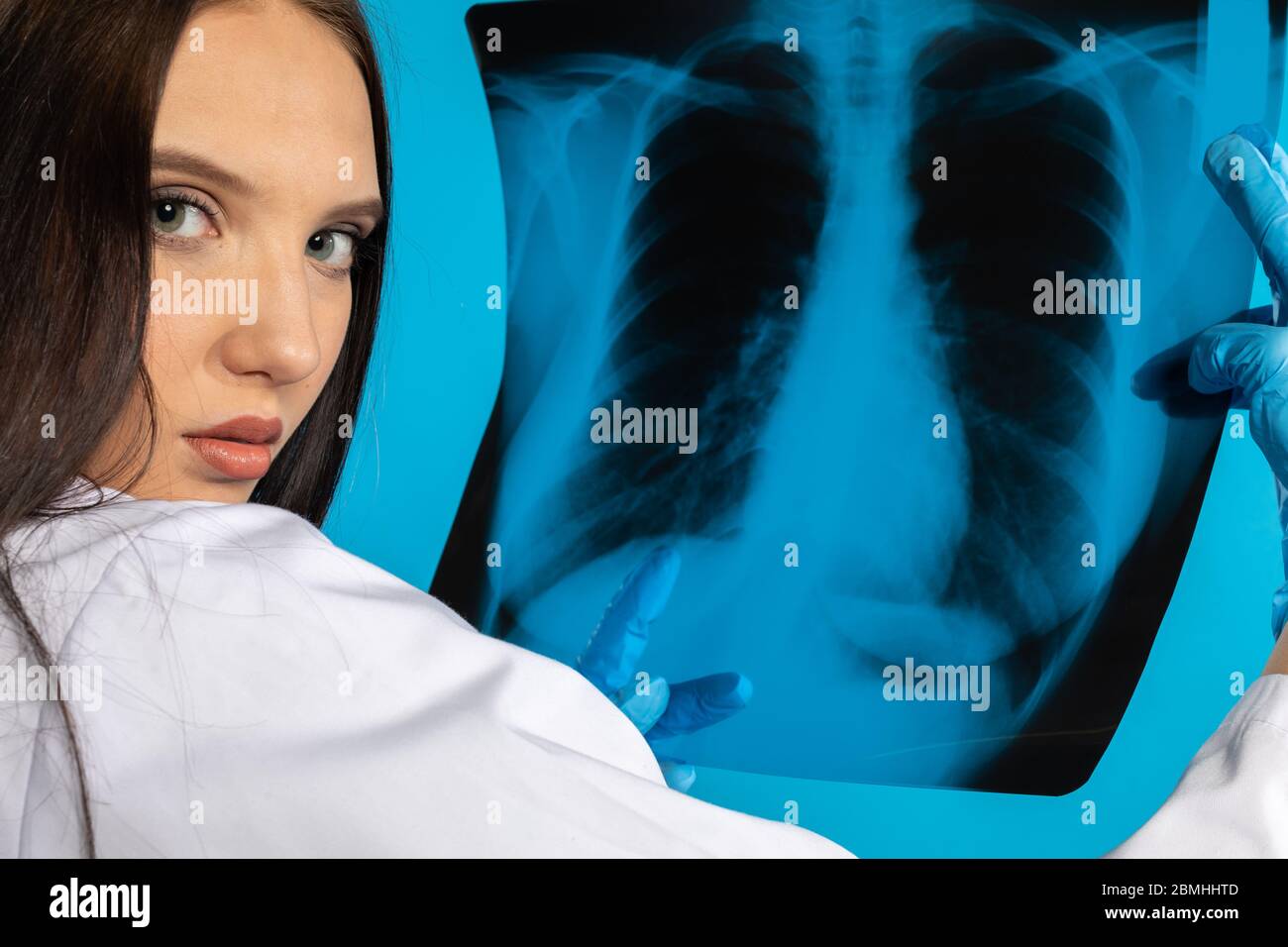 Der Pneumologe prüft die Lunge des Patienten auf störende Veränderungen. Stockfoto