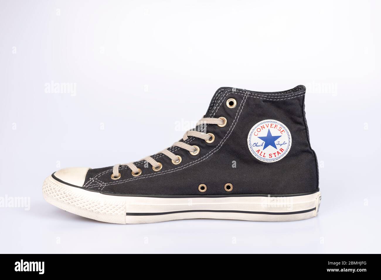 Converse Chuck Taylor All Star High schwarzer Sneaker auf weißem Hintergrund Stockfoto