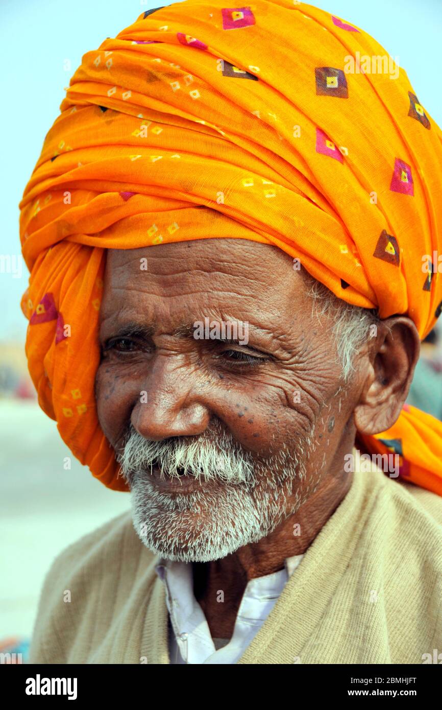 Ältere männliche Pilger am Ganga Sagar Mela, Sagar Island, West Bengal, Indien Stockfoto