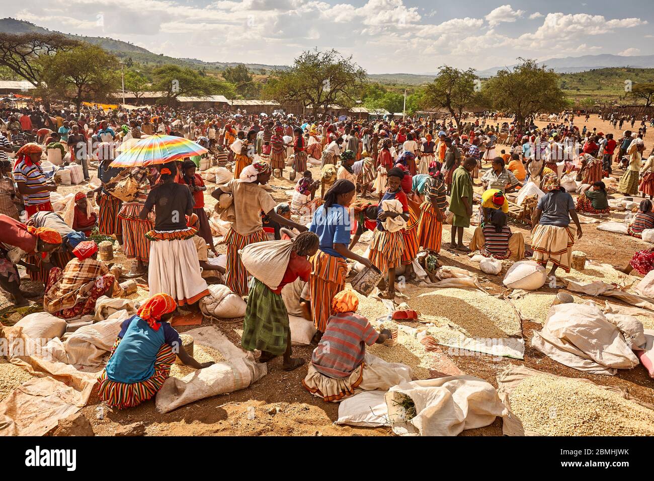 Ein Schwarm von Menschen auf dem riesigen Markt am Donnerstag in Konso. Stockfoto