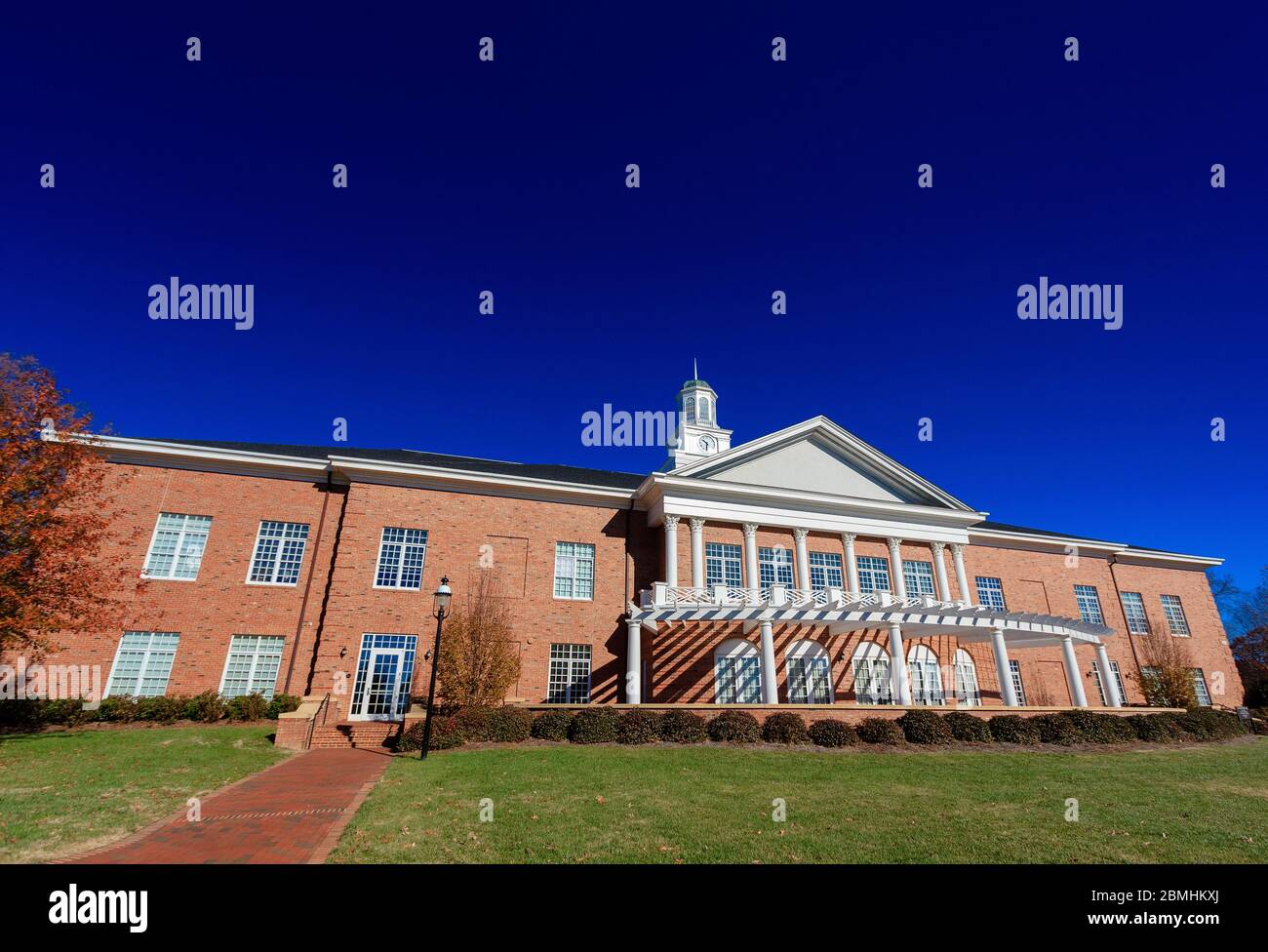 ELON, NC, USA - 1. DEZEMBER: Martha S. und Carl H. Linder III Hall am 1. Dezember 2014 an der Elon University in Elon, North Carolina. Stockfoto