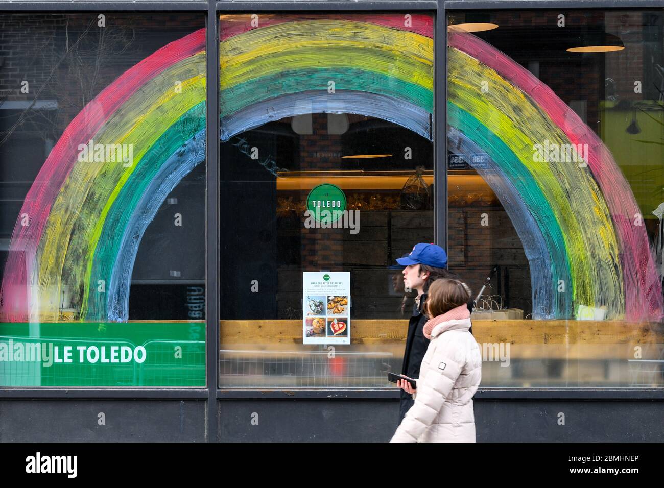 Menschen, die vor einem Geschäft mit einem covid19 Regenbogen der Hoffnung Zeichnung auf sie, Montreal Kanada Stockfoto