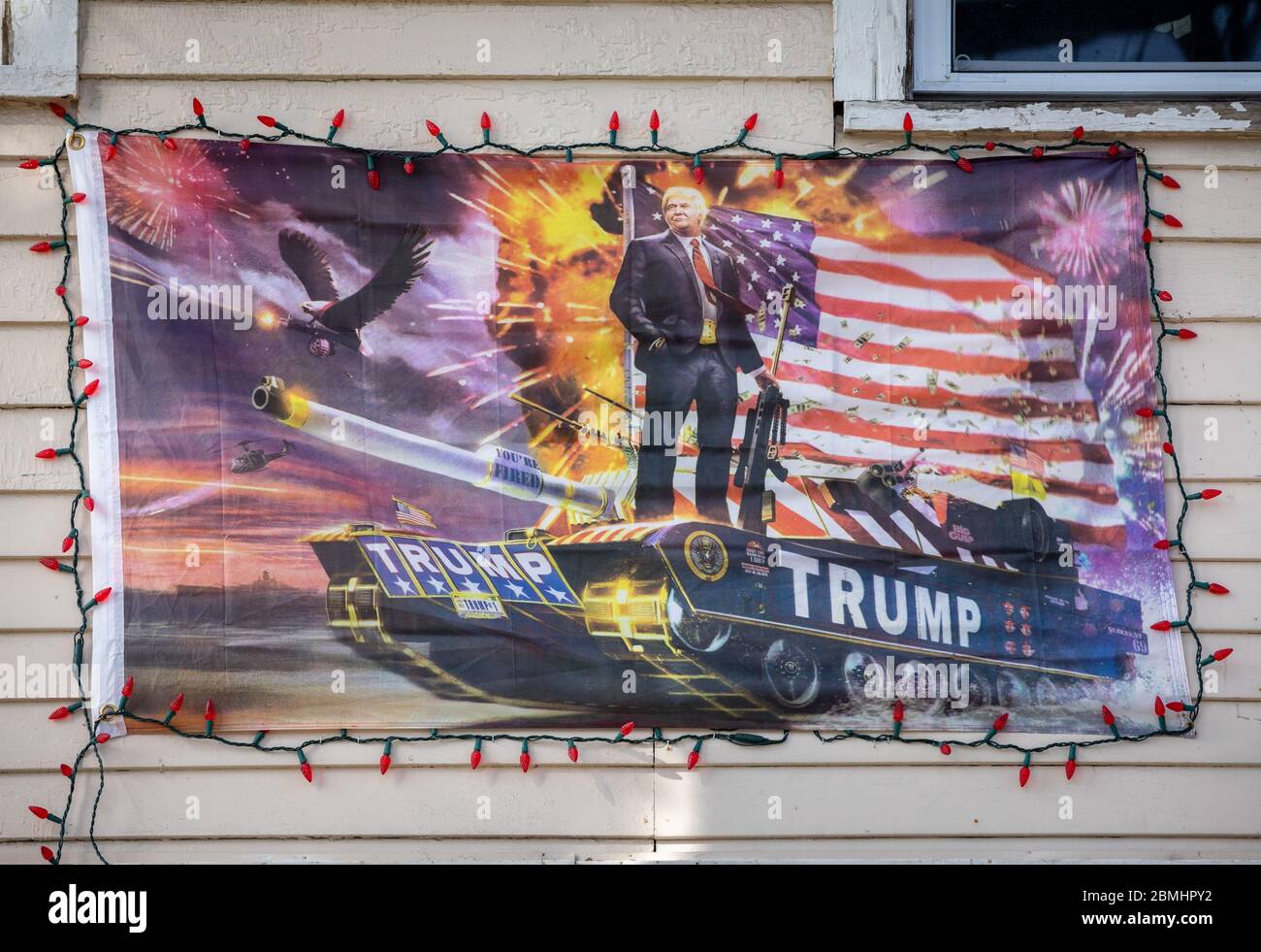 Herkimer, New York: Banner, das den Militarismus von Donald J. Trump verherrlichend an der Vorderseite einer Residenz hängt. Stockfoto