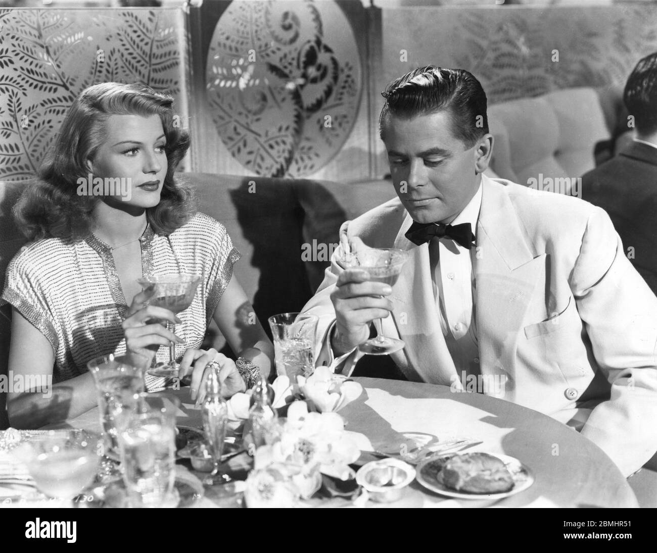 RITA HAYWORTH und GLENN FORD in GILDA 1946 Regisseur CHARLES VIDOR Kleider JEAN LOUIS Produzent VIRGINIA VAN UPP Columbia Pictures Corporation Stockfoto