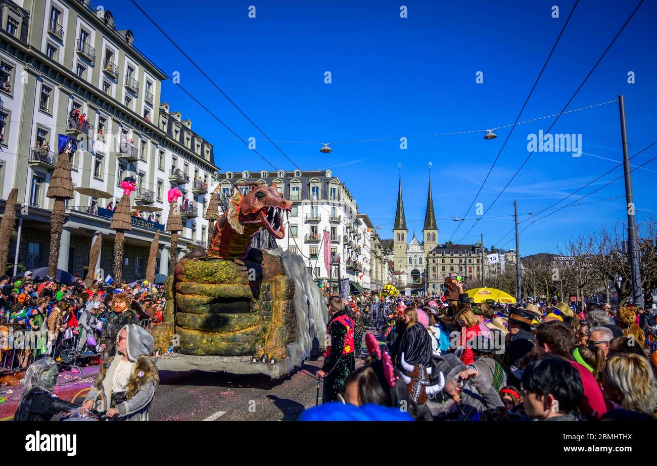 Drachenfigur auf Triebwagen, Karnevalszug der Wey-Zunft am Rosenmontag, Guedismentig, Luzerner Karneval 2020, Luzern, Schweiz Stockfoto