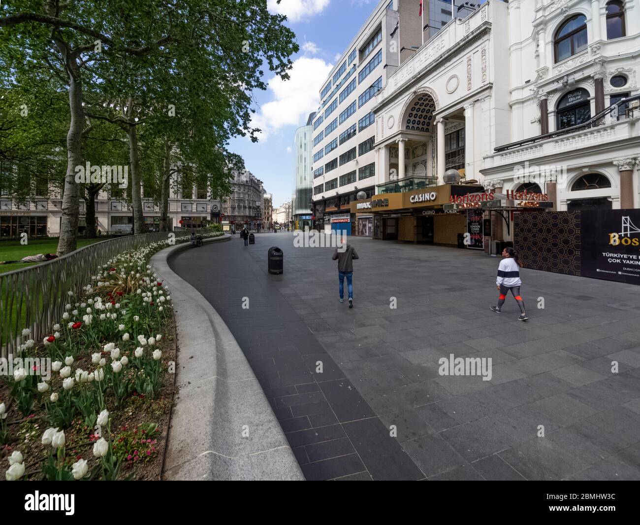 London. GROSSBRITANNIEN. Mai 2020. Weitwinkel von Leicester Square am Mittag während der Lockdown. Stockfoto