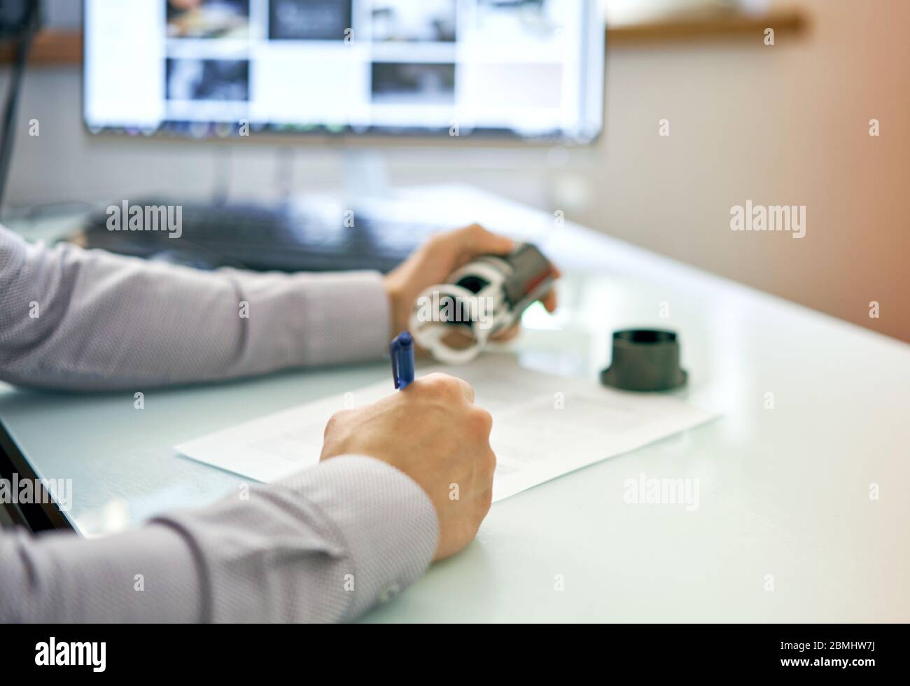 Der Mann versiegelt das Dokument Stockfoto