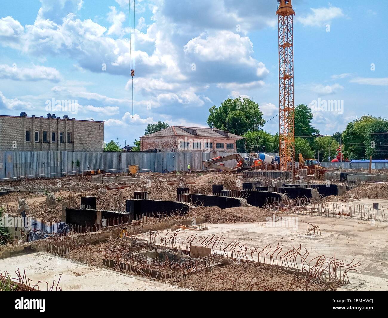 Bau eines neuen Gebäudes, des Big Tower Crane auf der Baustelle. Stockfoto