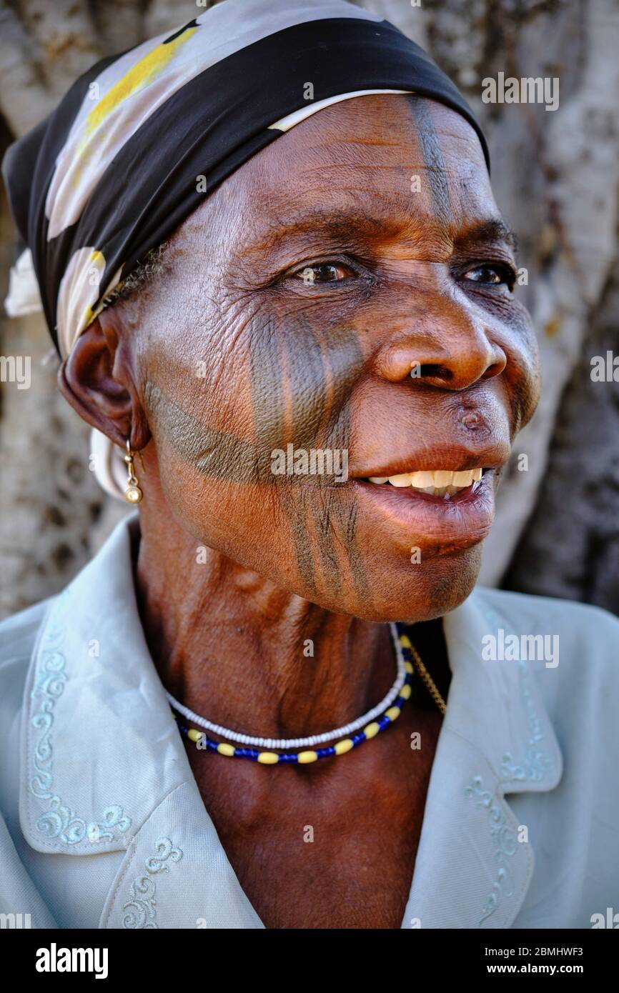 Porträt einer Zulawa-Frau mit traditionellen Tätowierungen im Gesicht. Stockfoto