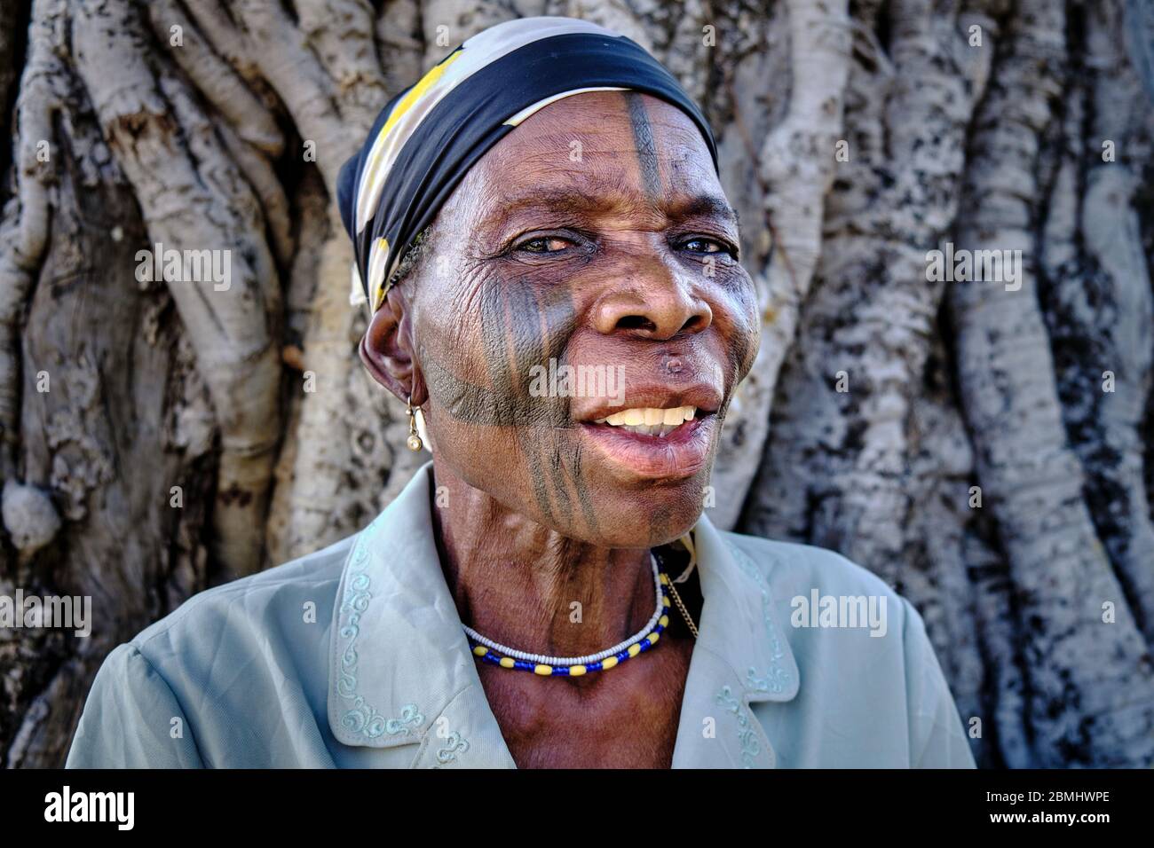 Porträt einer Zulawa-Frau mit traditionellen Tätowierungen im Gesicht. Stockfoto