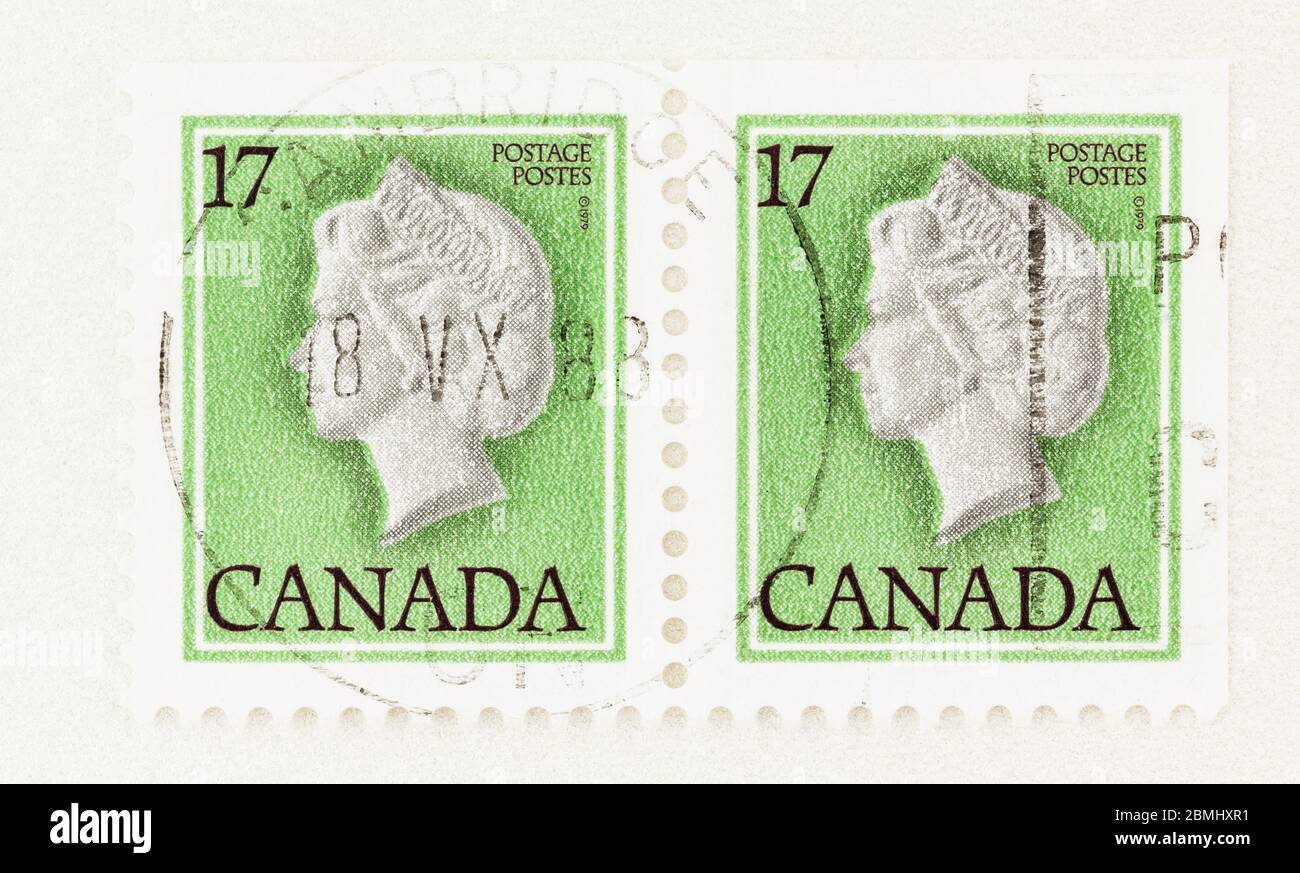 SEATTLE WASHINGTON - 8. Mai 2020: Nahaufnahme von 1979 kanadischen Marken mit Kamee von Königin Elizabeth II. Auf limgrün hintergrundem Hintergrund. Stockfoto