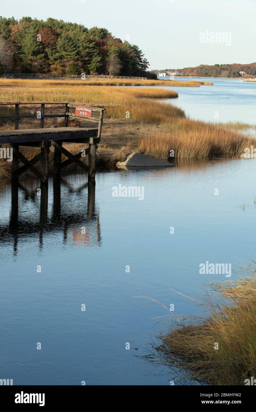 Ein wunderschöner kleiner Hafen, der westlich von Downtown Gloucester liegt. Buchten und Marschland sind hier prominent. Im Herbst wird hier alles golden. Stockfoto