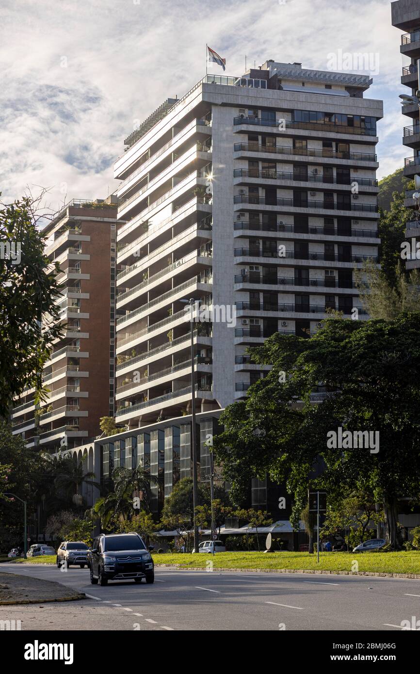 Luxus-Hochhaus-Wohnhäuser in Rio de Janeiro mit einem davor mit einer schwankenden holländischen Nationalflagge und Autos im Vordergrund Stockfoto